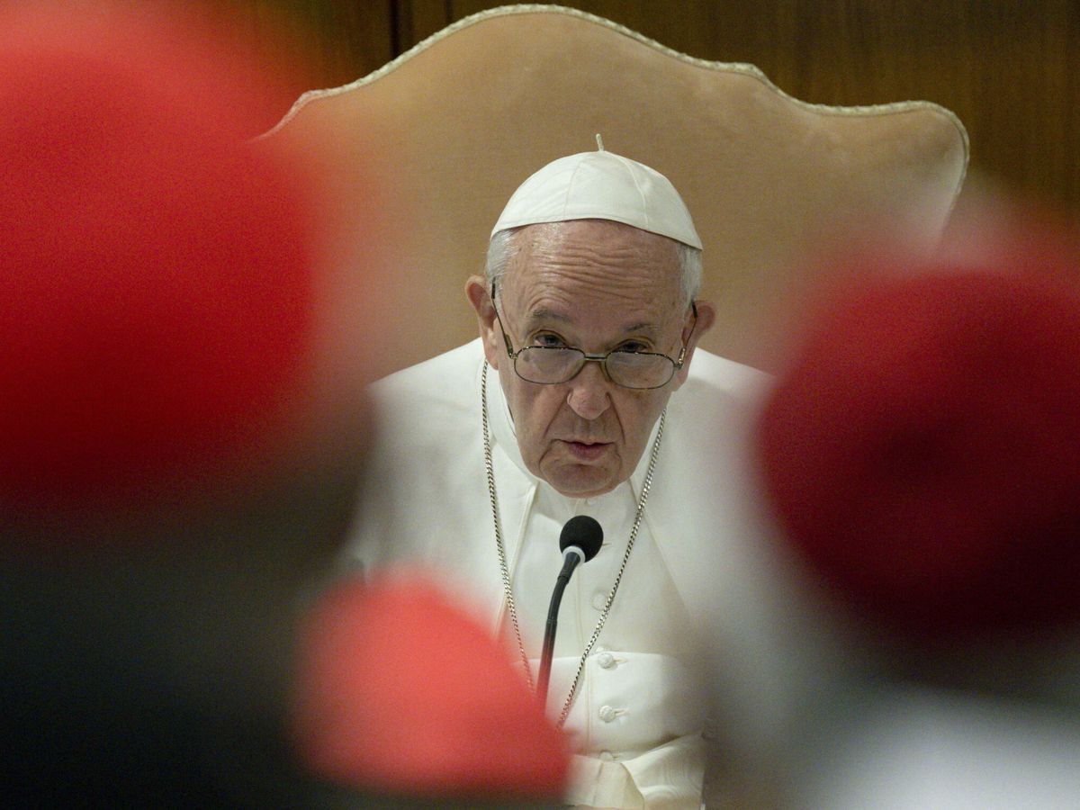 Foto: El papa Francisco se encuentra con los cardenales en el Vaticano. (EFE/EPA/Vatican Media)