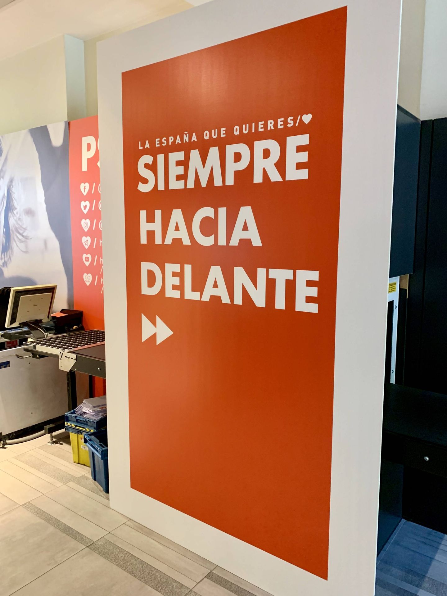 El eslogan del PSOE para las municipales del 26-M: 'Siempre hacia delante', ya colocado en la sede de Ferraz. (J. R. | EC)