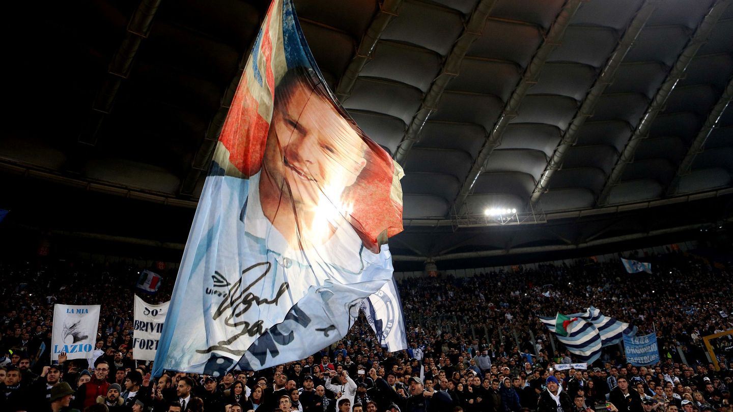 Los aficionados de la Lazio, con una foto de 'Gazza'. (Carl Recine/Livepic)