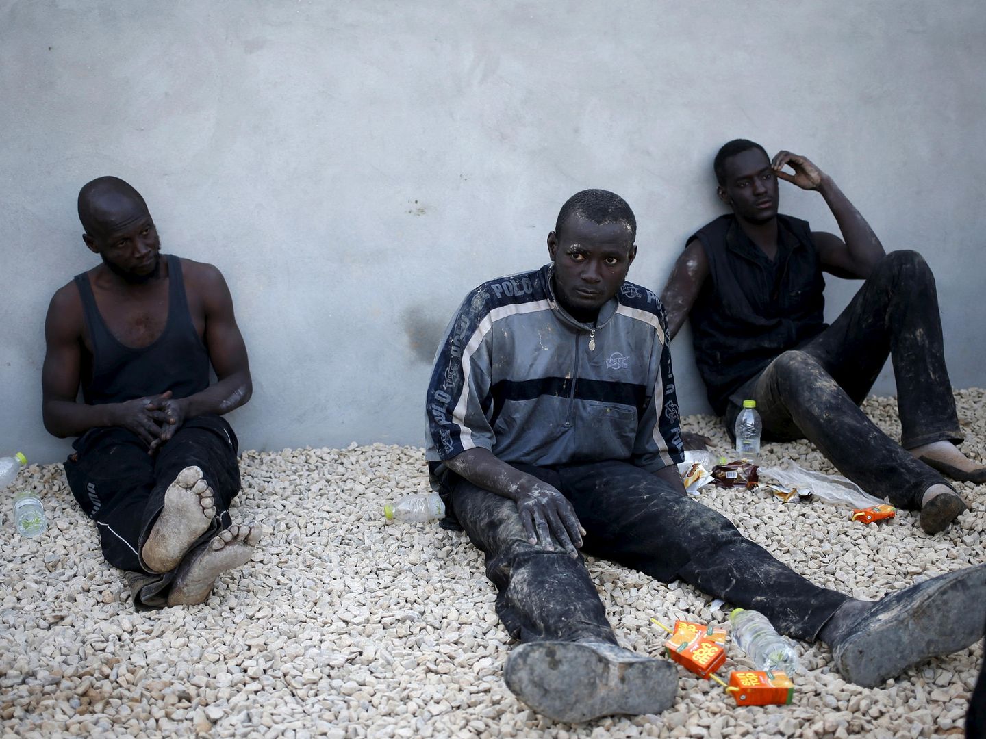 Subsaharianos detenidos por la policía Libia en una prisión de Trípoli (Reuters).