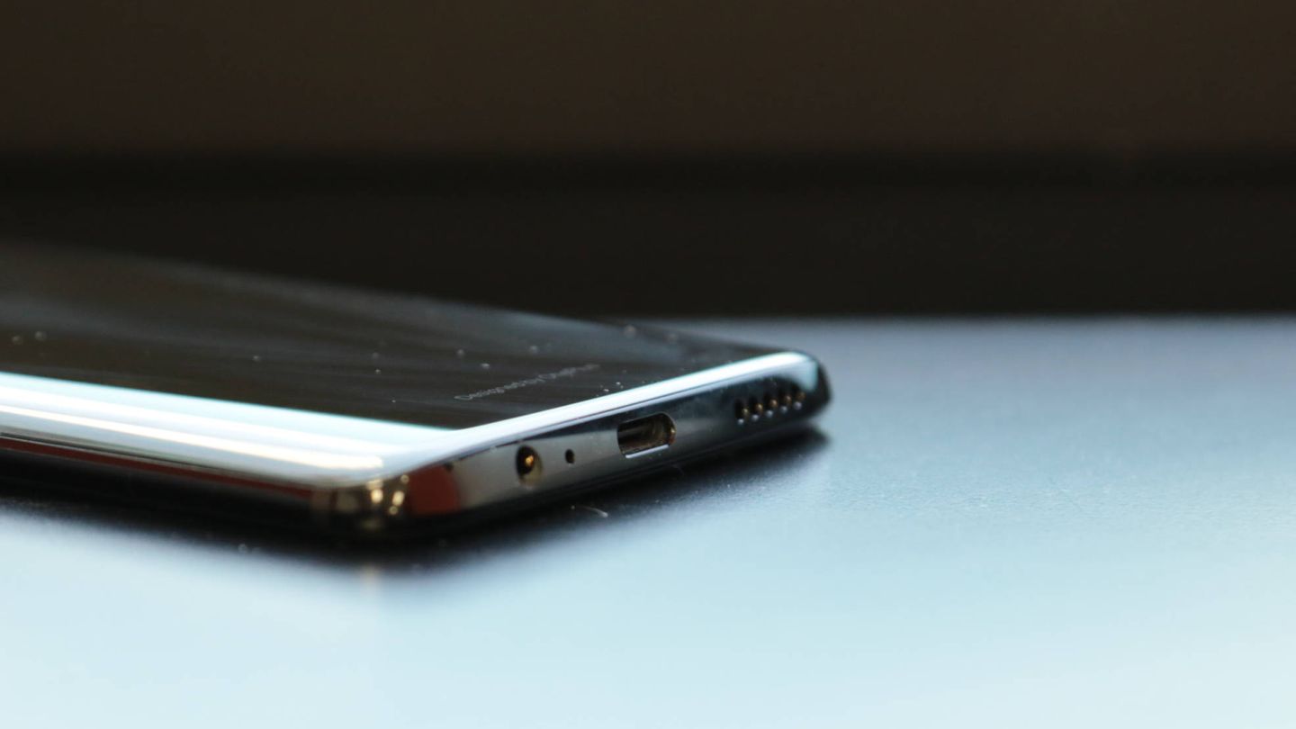 El borde inferior del OnePlus 6. (E. Villarino)