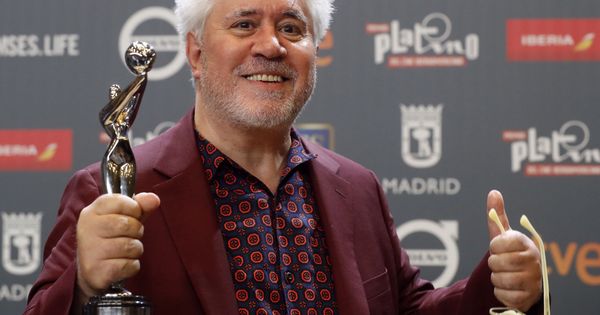 Foto: Pedro Almodóvar con su Platino a la Mejor dirección en 2017. (Efe) 
