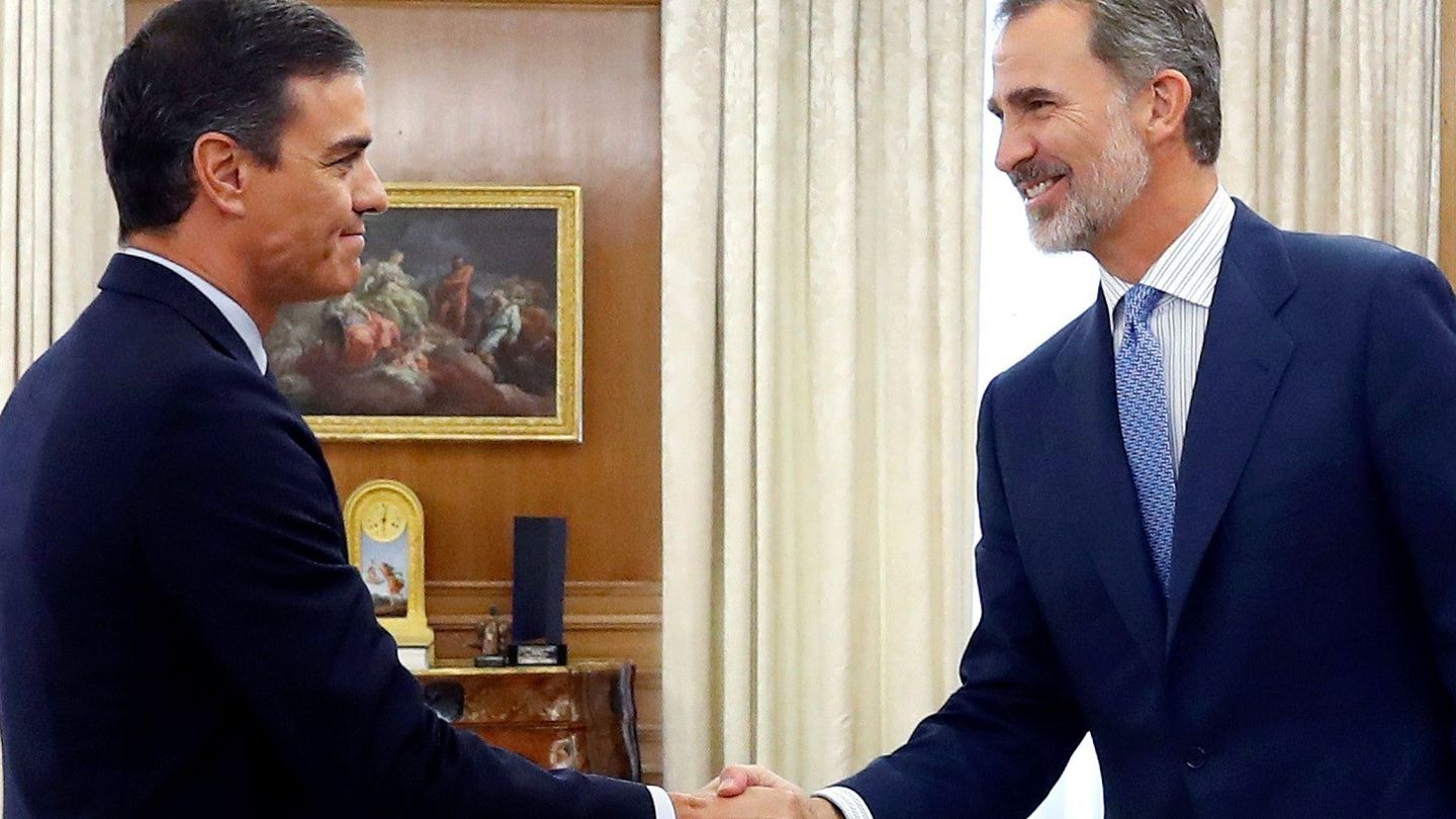 Pedro Sánchez y el rey Felipe se dan afectuosamente la mano. (EFE)