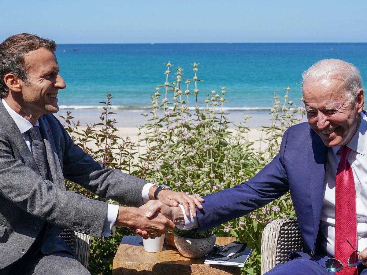 Foto: Los presidentes estadounidense y francés, Joe Biden y Emmanuel Macron, durante la cumbre del G-7 en Cornwall. (Reuters)
