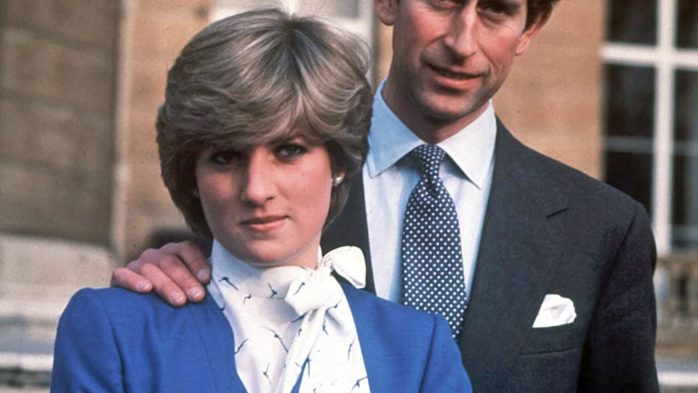Fotografía de archivo de la princesa Diana junto a su entonces prometido el príncipe Carlos, posando el 24 de febrero de 1981.  (EFE)