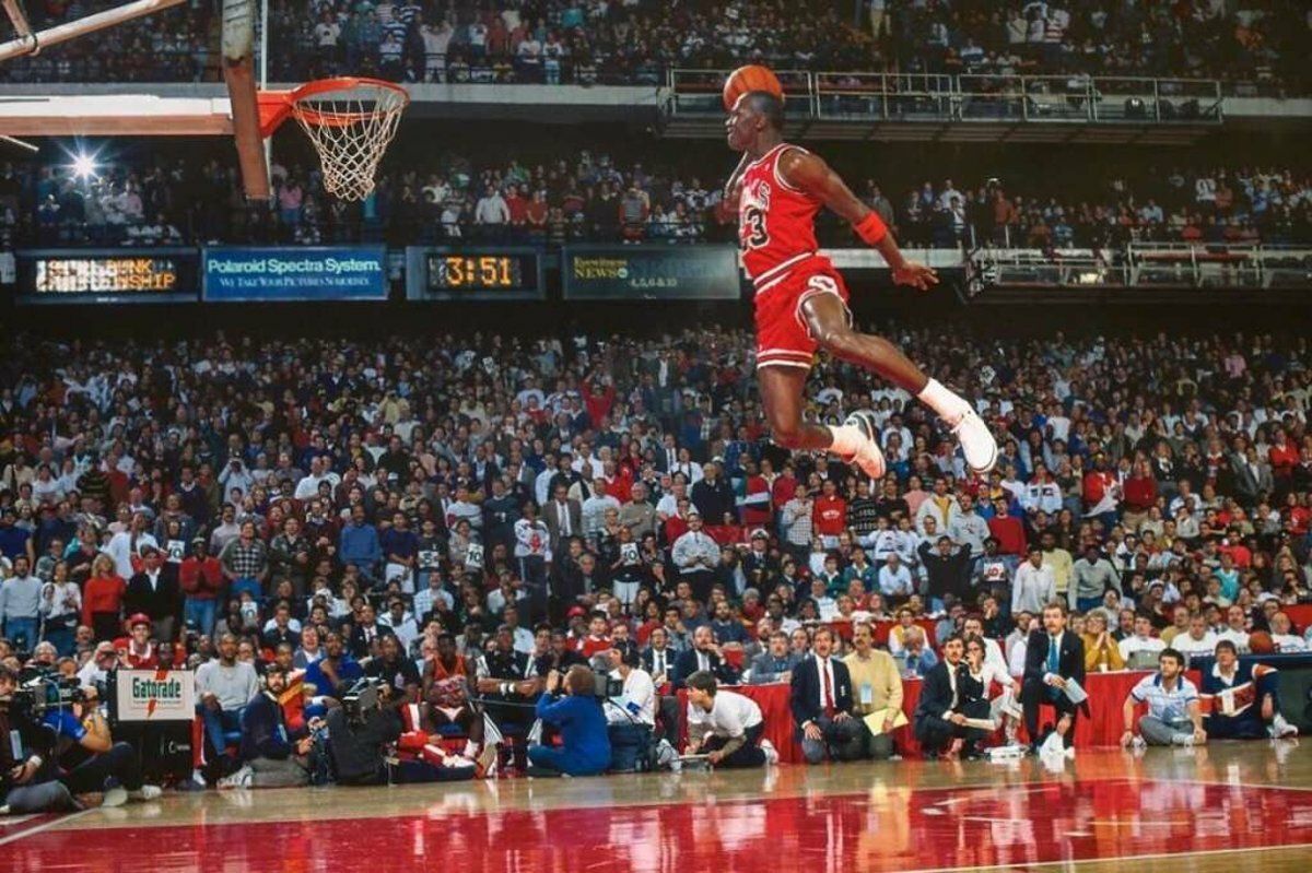 Jordan, en su famoso mate desde la línea de tiros libres de 1988. (NBA)