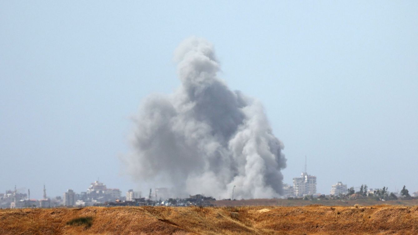 Foto: Una columna de humo tras los ataques de Israel en Gaza. (EFE/EPA/Atef Safadi)
