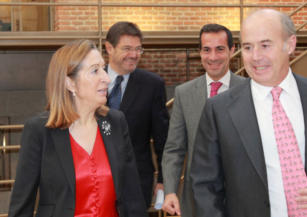 Foto: Santiago Aguirre, presidente de Aguirre Newman junto a Ana Pastor, ministra de Fomento.