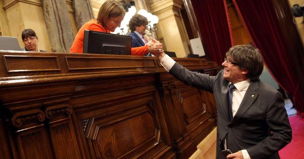 Foto: El presidente de la Generalitat, Carles Puigdemont, saluda a la presidenta del Parlament, Carme Forcadell. (EFE)