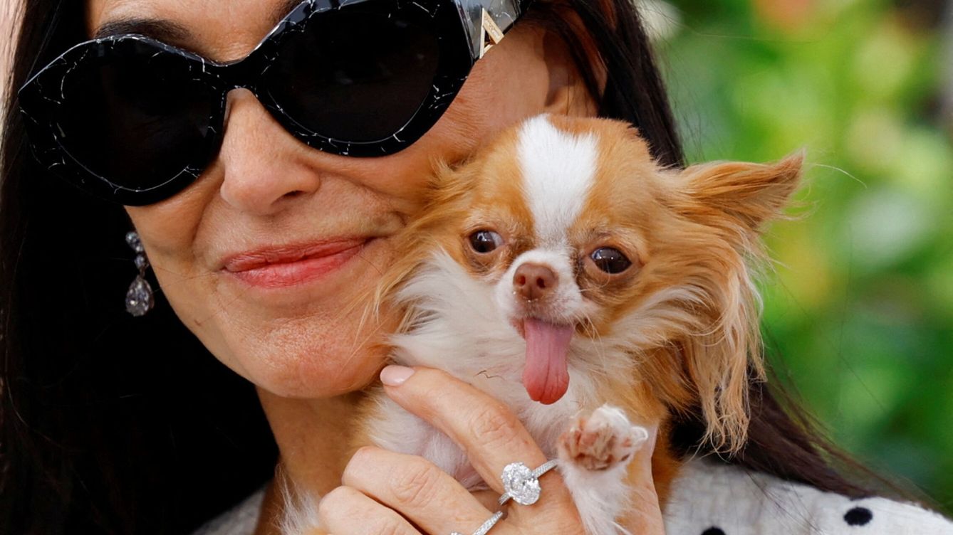 Foto: Demi Moore posa con un perro en el photocall de 'The Substance' en Cannes. (Reuters/Stephane Mahe)