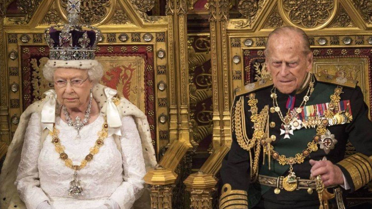 Isabel II llevando las joyas de la corona. (Vanitatis)