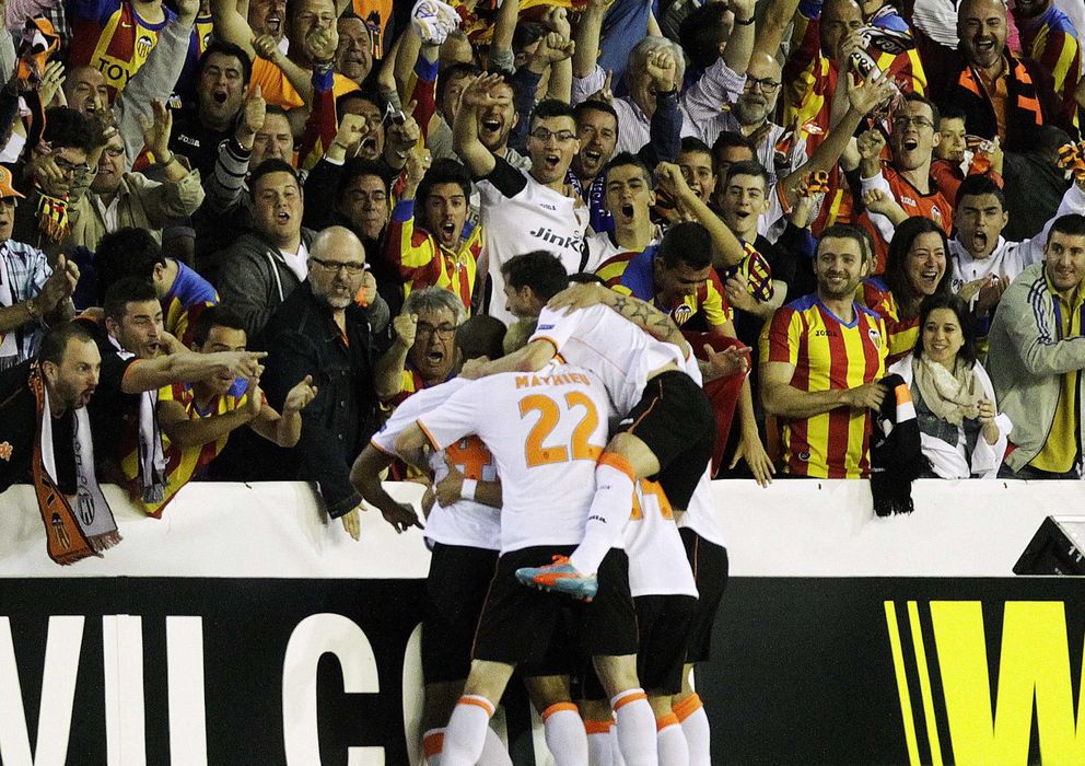 Foto: Jugadores del Valencia celebran un gol marcado en Mestalla (Reuters)
