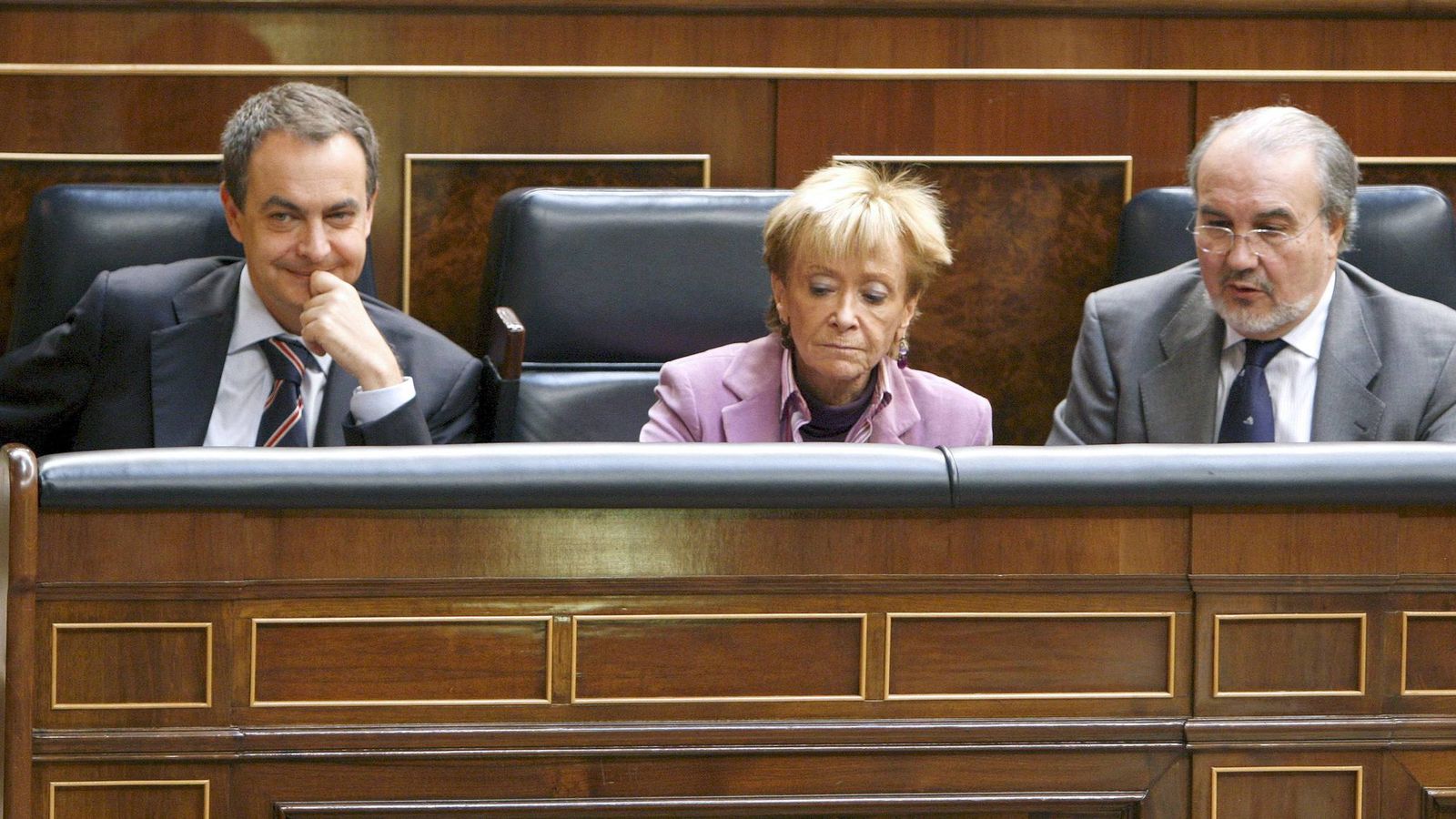 Foto: El expresidente del Gobierno, José Luis Rodríguez Zapatero, junto a la exvicepresidenta primera, María Teresa Fernández de la Vega, y el exvicepresidente segundo y ministro de Economía, Pedro Solbes. (EFE)