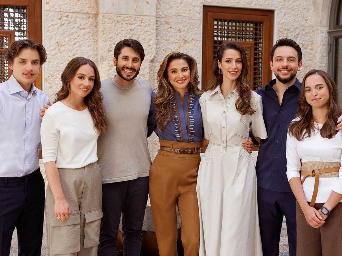 Foto: Rania de Jordania, feliz celebrando su cumpleaños con toda la familia, incluidos su nuera y su yerno. (Instagram/@queenrania)