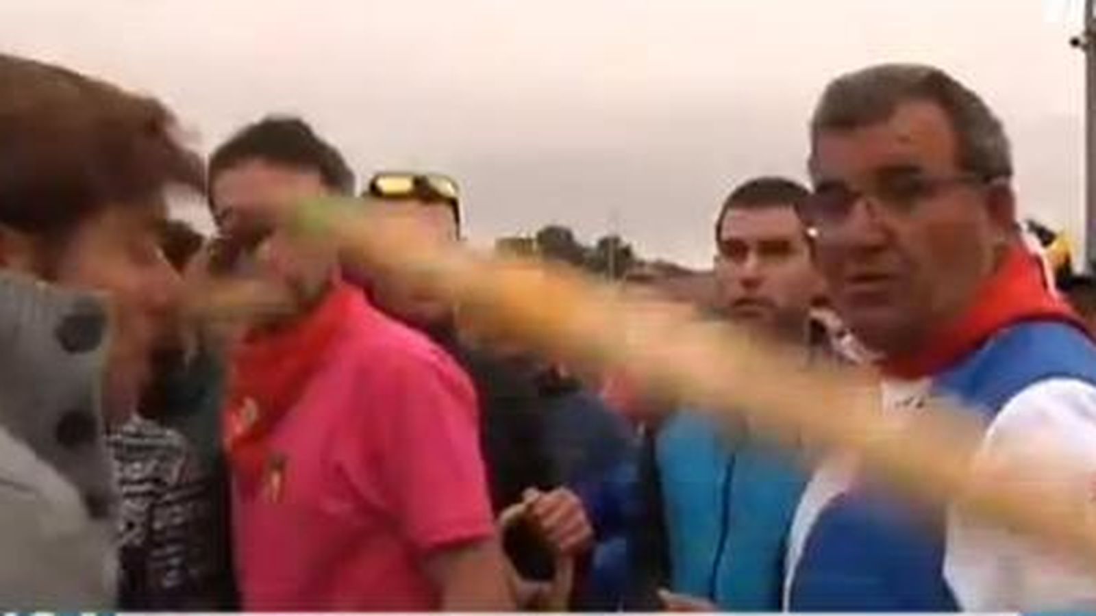 Foto: Momento de la agresión a un cámara de El Programa de Ana Rosa (Imagen de Telecinco)