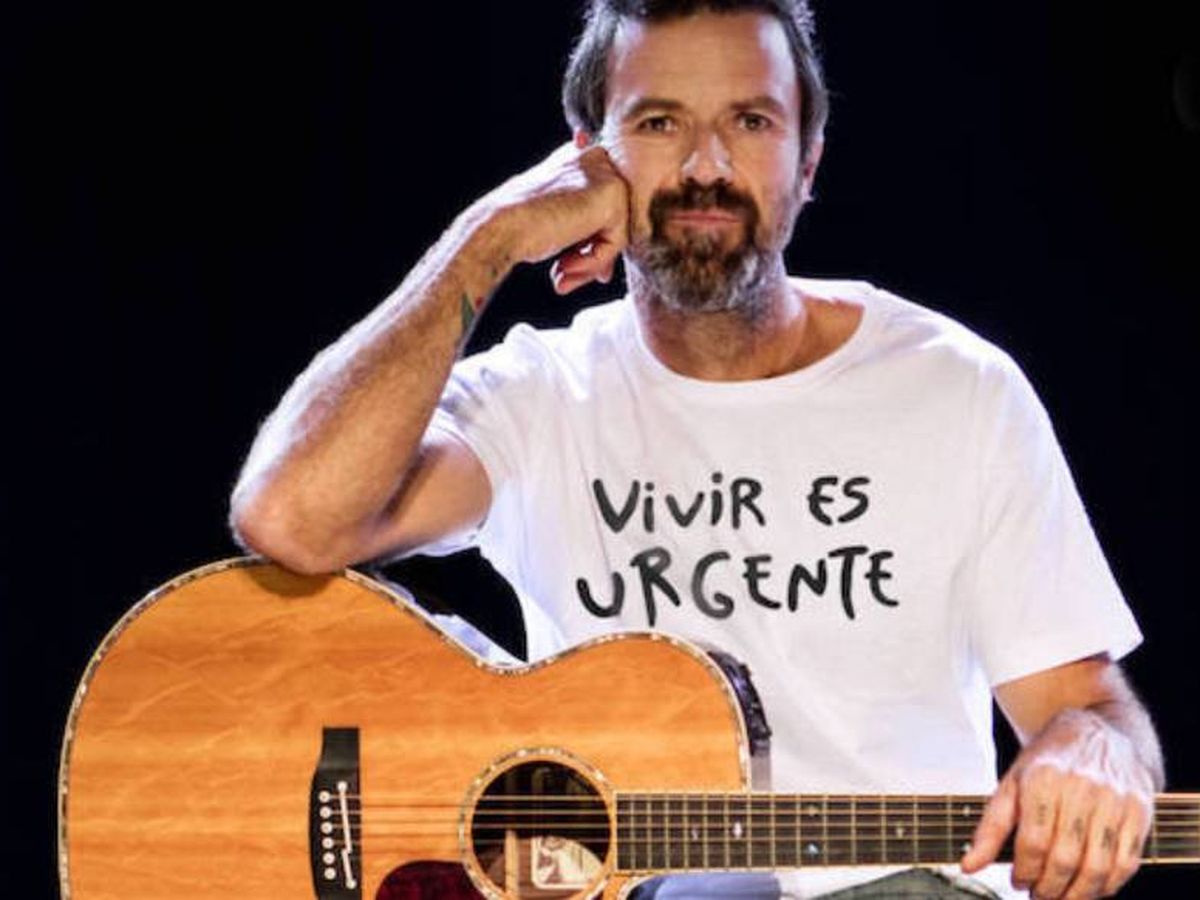 Foto: Pau Donés con la camiseta Vivir es urgente (Web 'La camiseta de Pau')