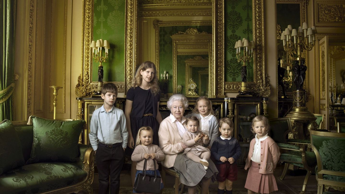 Isabel II con cinco de sus bisnietos. (Reuters)