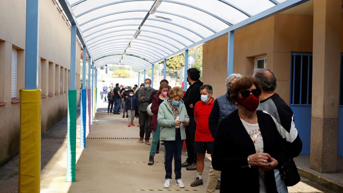 Largas colas en los colegios electorales de Madrid para votar a primera hora