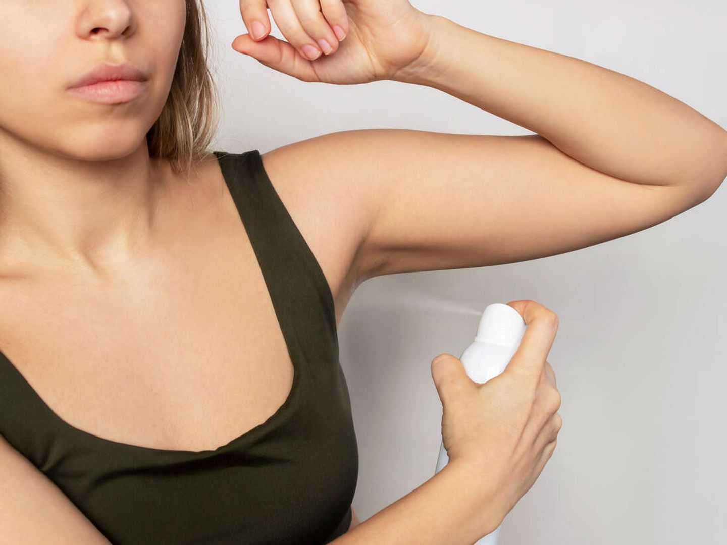 Los desodorantes son causa de dermatitis tanto en hombres como mujeres. (iStock)