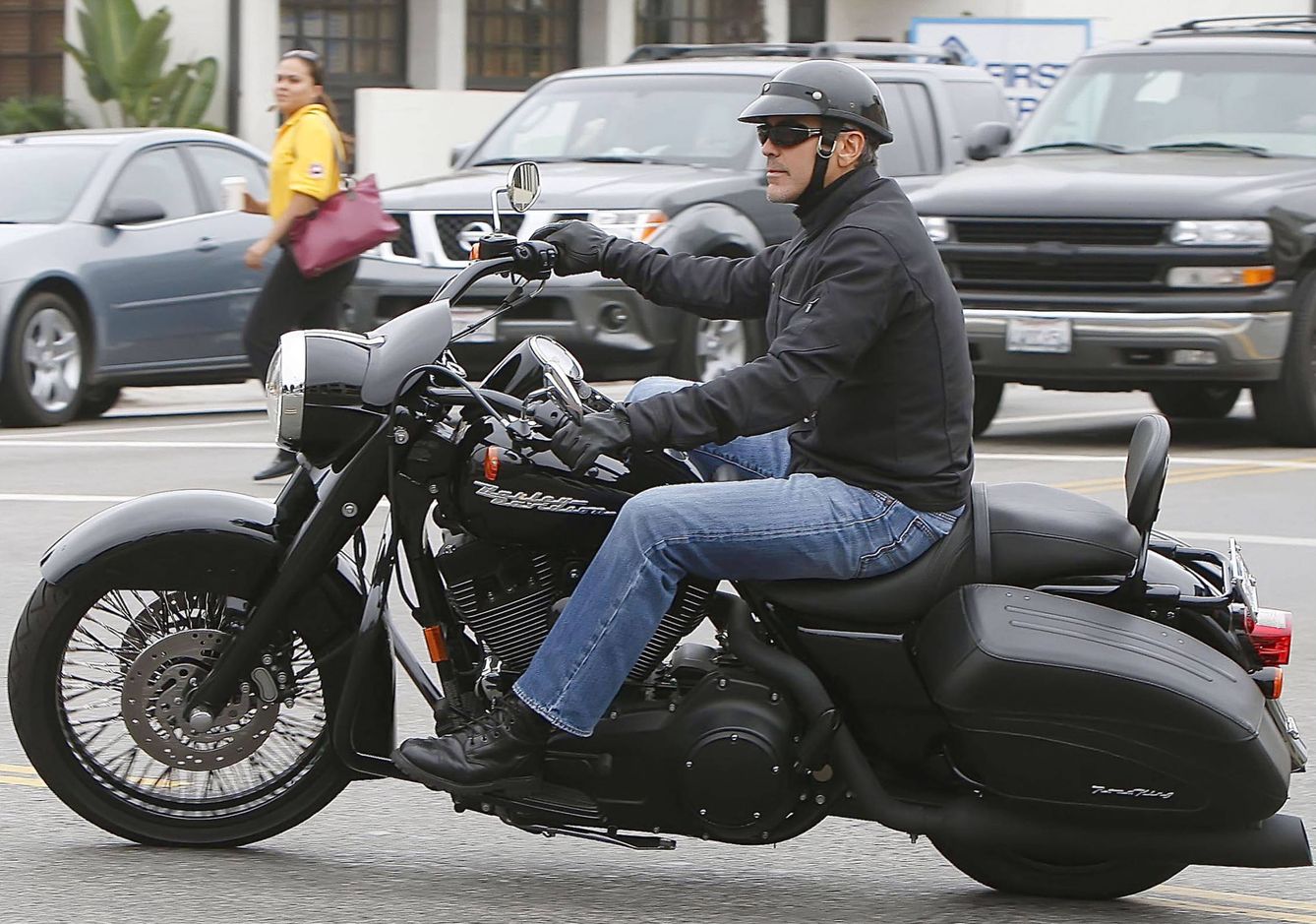 George Clooney montando en moto, una de sus aficiones (Gtres)