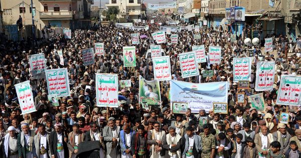 Foto: Simpatizantes de la insurgencia huthí en Saada, Yemen, el 5 de febrero de 2018. Las pancartas dicen: "Alá es grande, muerte a América, muerte a Israel, malditos sean los judíos, victoria para el Islam". (Reuters)