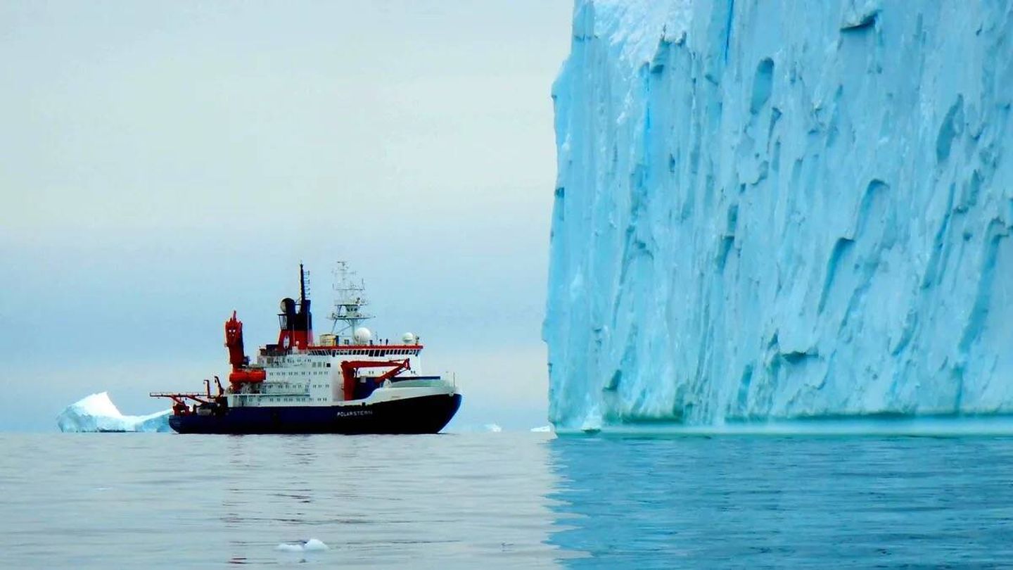 El buque Polarstern frente a un iceberg en el Mar de Amudsen. (Johann Klages)
