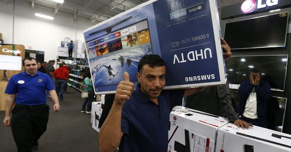 Foto: Un hombre posa con una televisión en una tienda. (EFE)