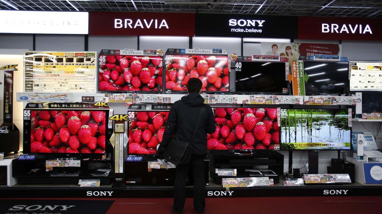 Foto: Un hombre mira varias televisiones a la venta (Reuters)