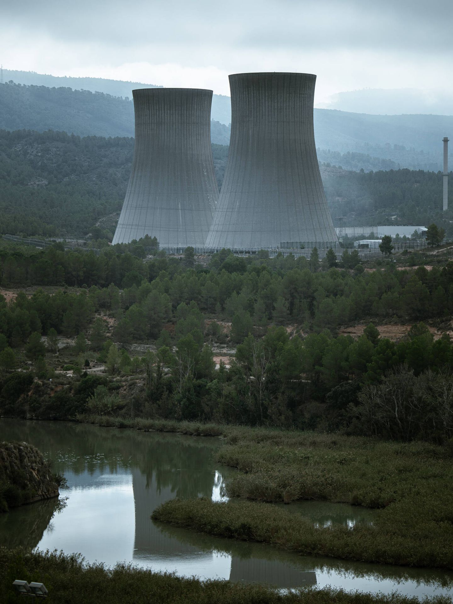 Las chimeneas de refrigeración de la central nuclear de Cofrentes, operada por Iberdrola. (B. A.)