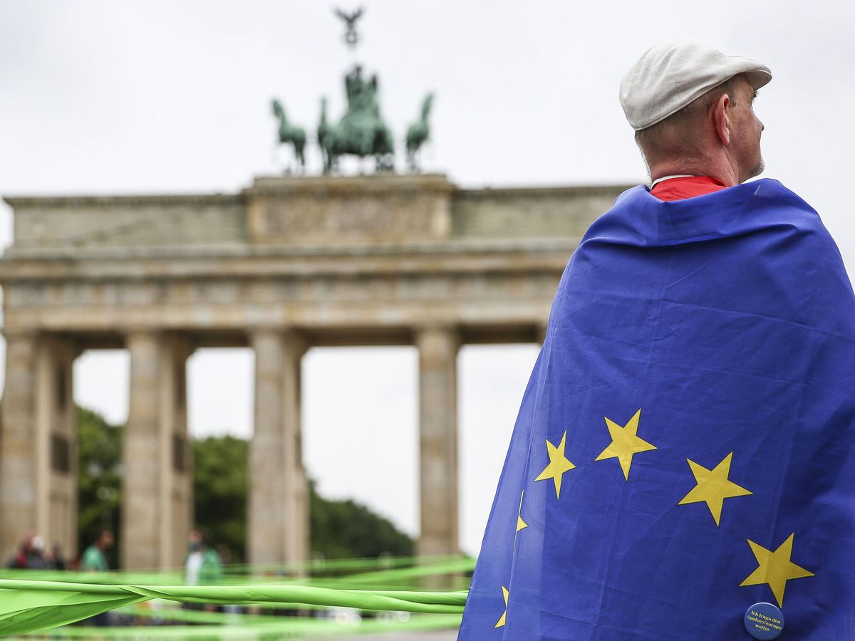 Foto: Un simpatizante con la bandera europea frente a la puerta de Brandenburgo en Berlín. (EFE)