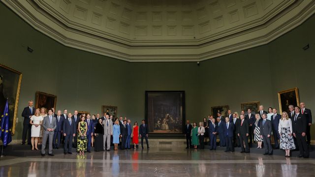 Los mandatarios de la OTAN y sus cónyuges, en el Museo del Prado. (EFE/Ballesteros)