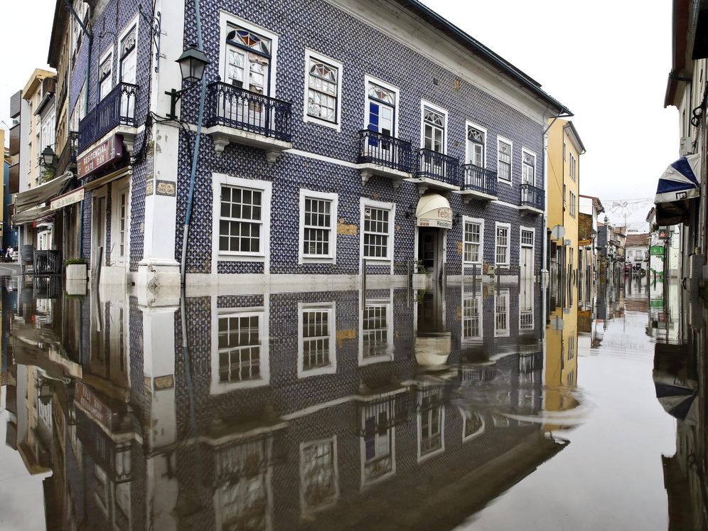Foto: Imagen de archivo de unas fuertes lluvias en Portugal. (EFE)