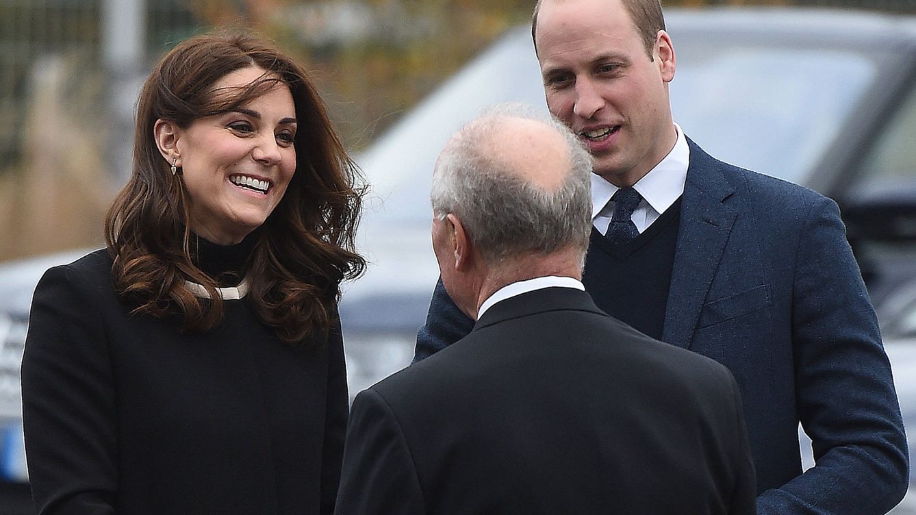 Kate Middleton se abriga con un look de 725 euros y 'quemando rueda' sobre un Jaguar