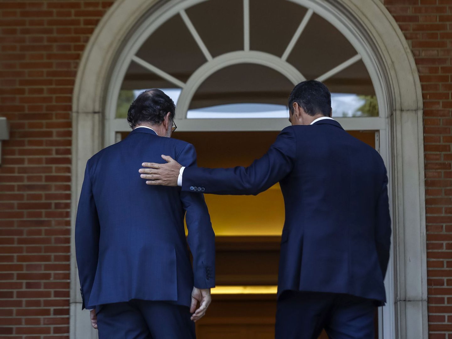 Mariano Rajoy recibe a Pedro Sánchez en la Moncloa. (EFE)
