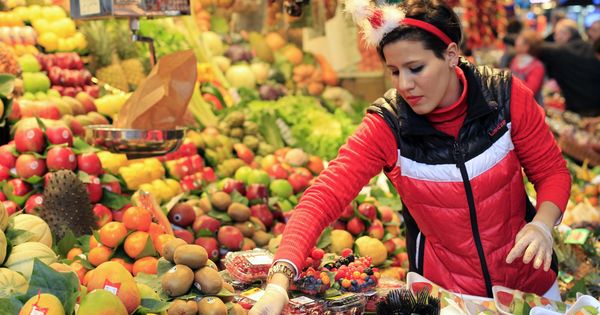 Foto: Una mujer compra en un supermercado en Barcelona. (EFE)