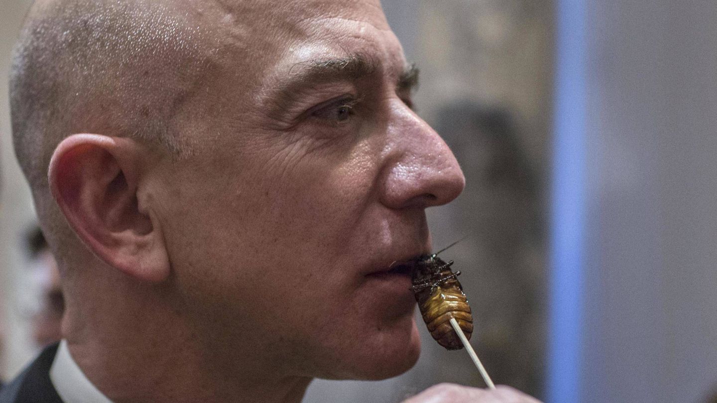 El gran líder, años antes de la Gran Pandemia, comiendo una cucaracha. (Reuters)
