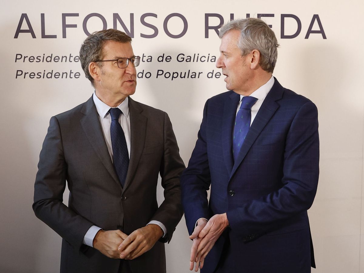 Foto: El líder del PP, Alberto Núñez Feijóo (i), junto al presidente de la Xunta, Alfonso Rueda (d). (EFE/Chema Moya)