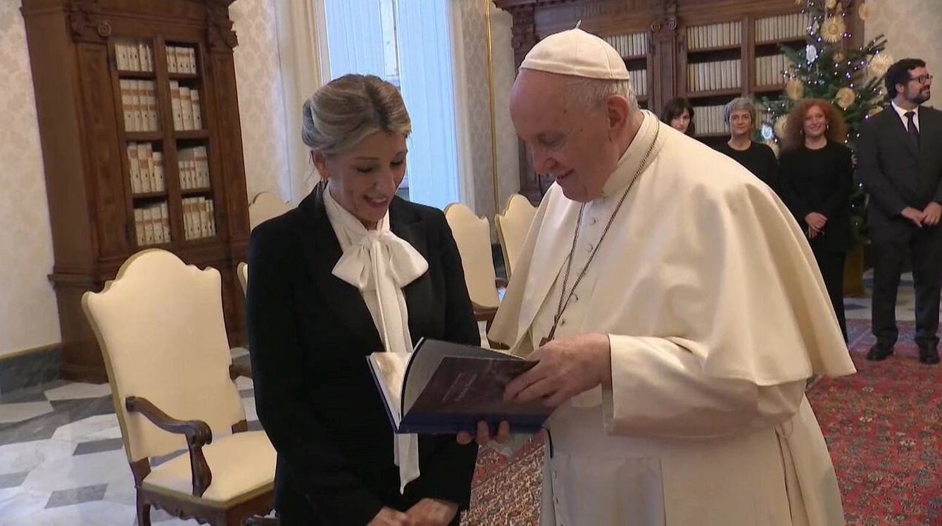 La vicepresidenta segunda del Gobierno, Yolanda Díaz y el papa Francisco. (EFE/Zipi)