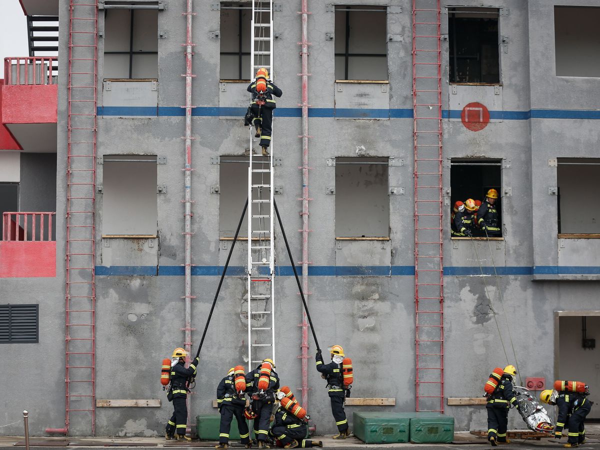 Foto: Bomberos entrenan en Pekín en esta imagen de archivo. (EFE/EPA/Mark R. Cristino)