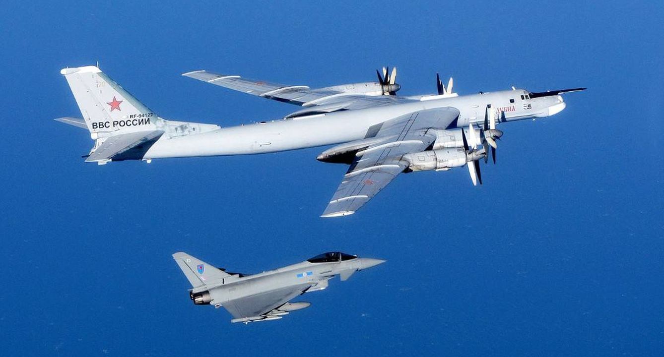 Un bombardero ruso Tu-95 Bear es interceptado por un caza Typhoon de las Fuerzas Aéreas Británicas (RAF)