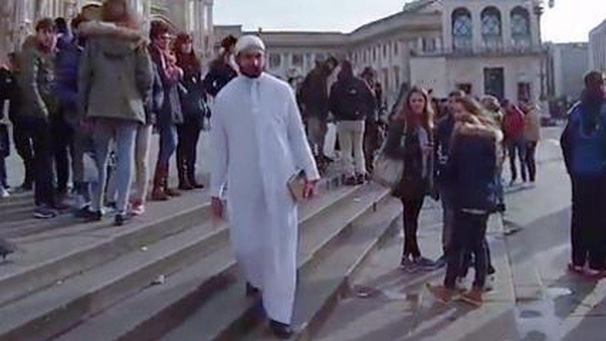 Cinco horas por Milán con un musulmán: de "talibán de mierda" a miembro del ISIS