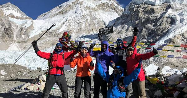 Foto: El grupo en el campo base del Everest. (Foto: Víctor García).