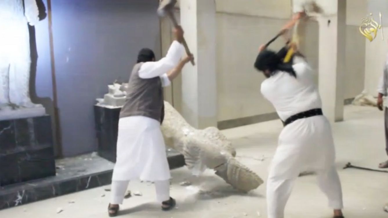 Foto: Milicianos del ISIS destrozan figuras milenarias del Museo de Mosul (YOUTUBE)