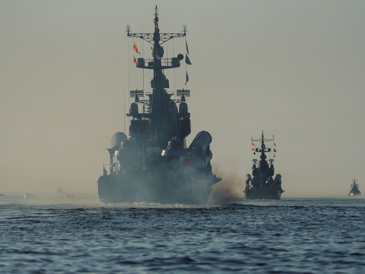 Foto: Los buques de guerra rusos abandonan un puerto durante los ejercicios navales organizados por las fuerzas de la Flota del Báltico de la Armada rusa, como parte de los ejercicios militares Zapad-2021. (REUTERS / Vitaly Nevar)