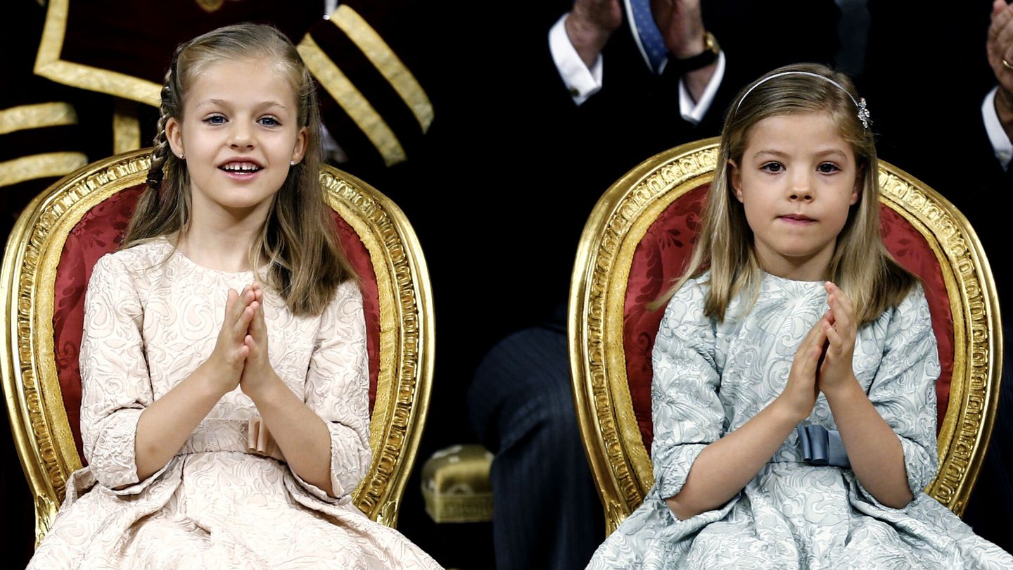 La princesa Leonor, junto a la infanta Sofía, durante la ceremonia de proclamación del rey Felipe VI celebrada en el Congreso de los Diputados. (EFE/Paco Campos)