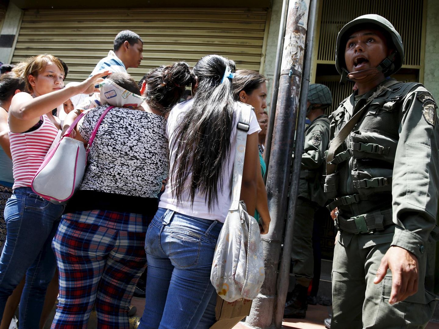 Soldados venezolanos intentan controlar a un grupo de gente que hace fila frente a un supermercado en San Antonio, en la frontera con Colombia, en agosto de 2015 (Reuters)