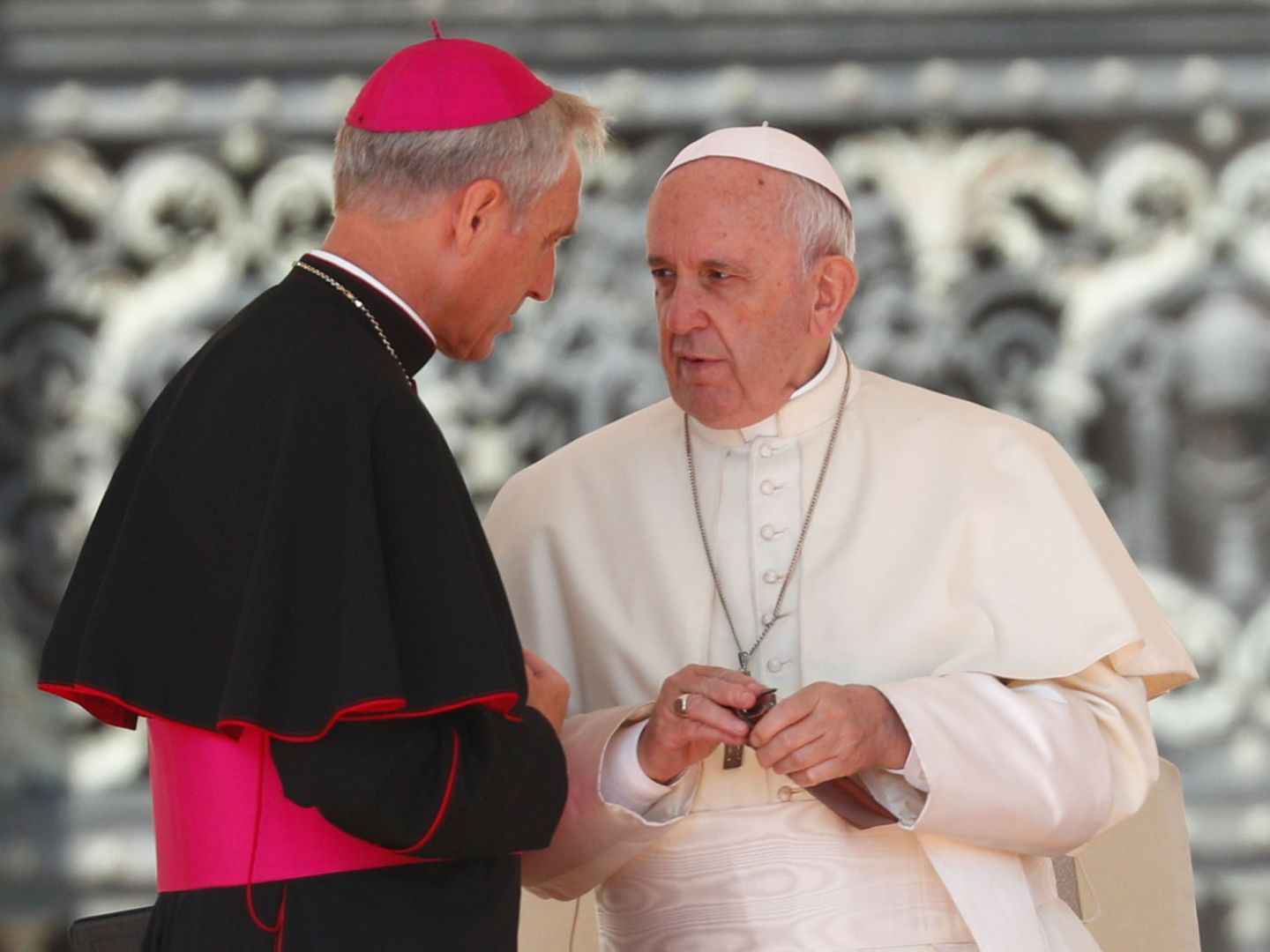 Georg Gänswein junto al papa Francisco el 5 de septiembre de 2018, durante la audiencia general de los miércoles en la Plaza de San Pedro. EFE