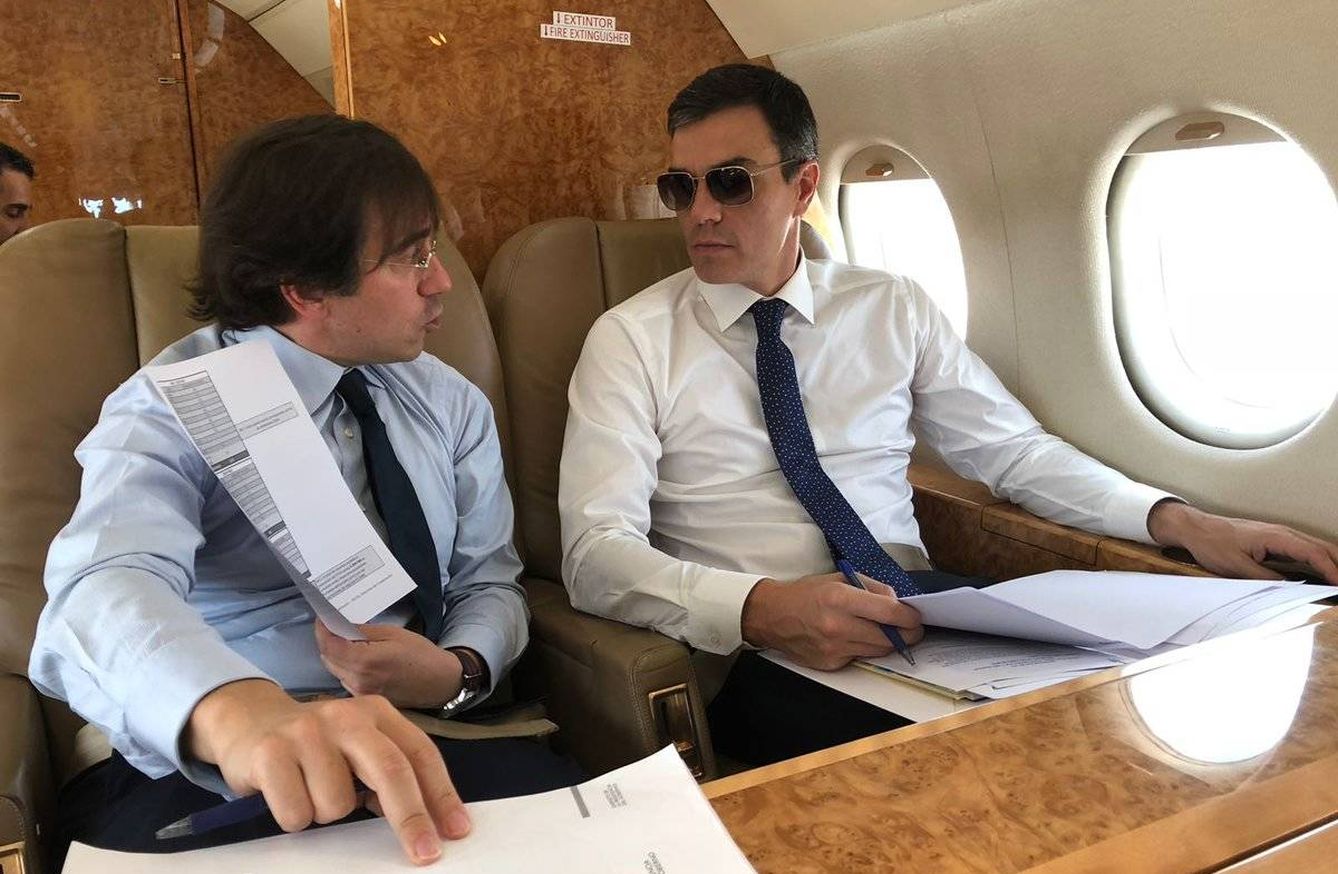 Pedro Sánchez, en su viaje a Bruselas con el avión presidencial. (Moncloa)
