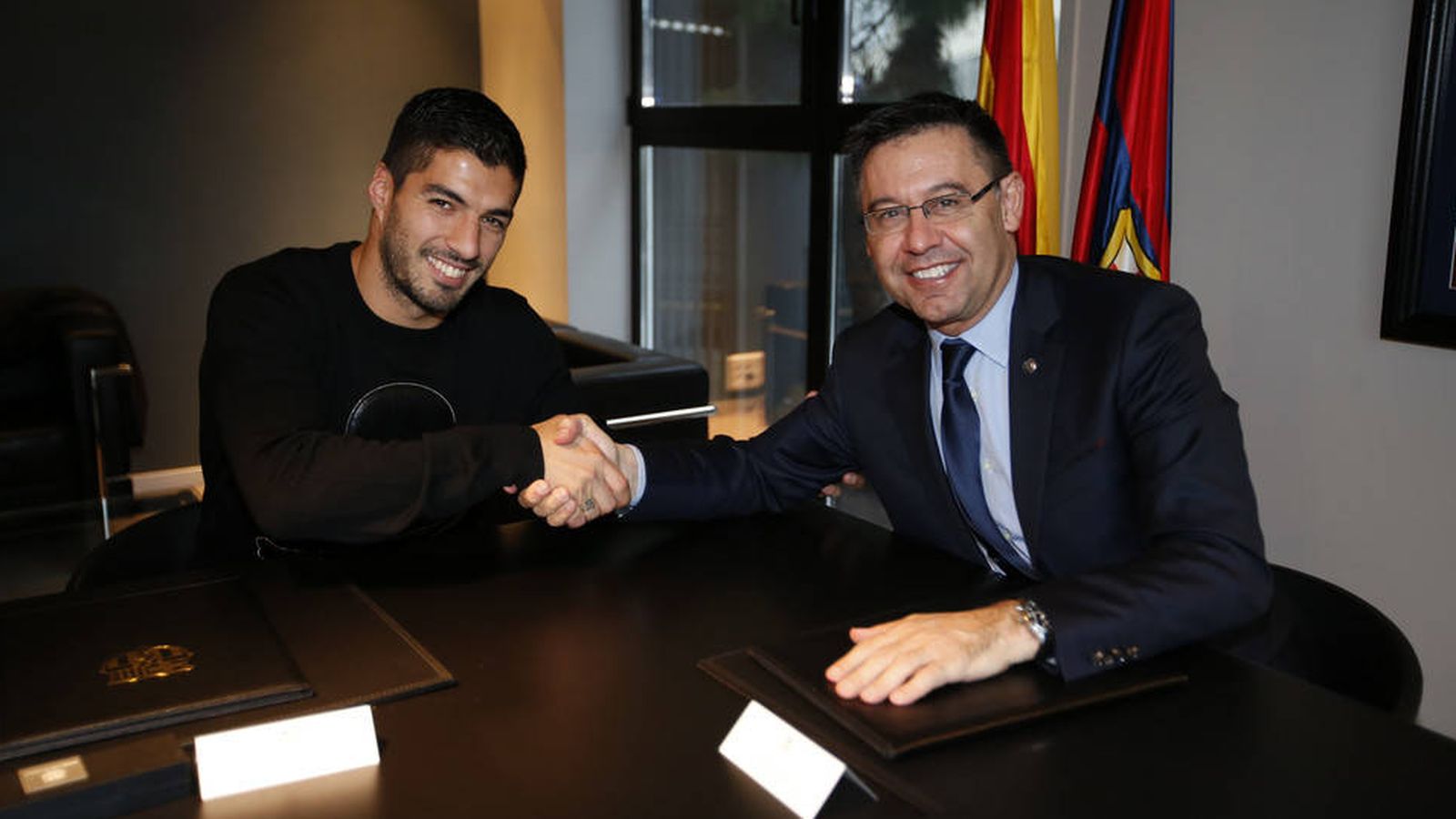 Foto: Luis Suárez, junto a Josep María Bartomeu tras rubricar el nuevo compromiso (www.fcbarcelona.es)
