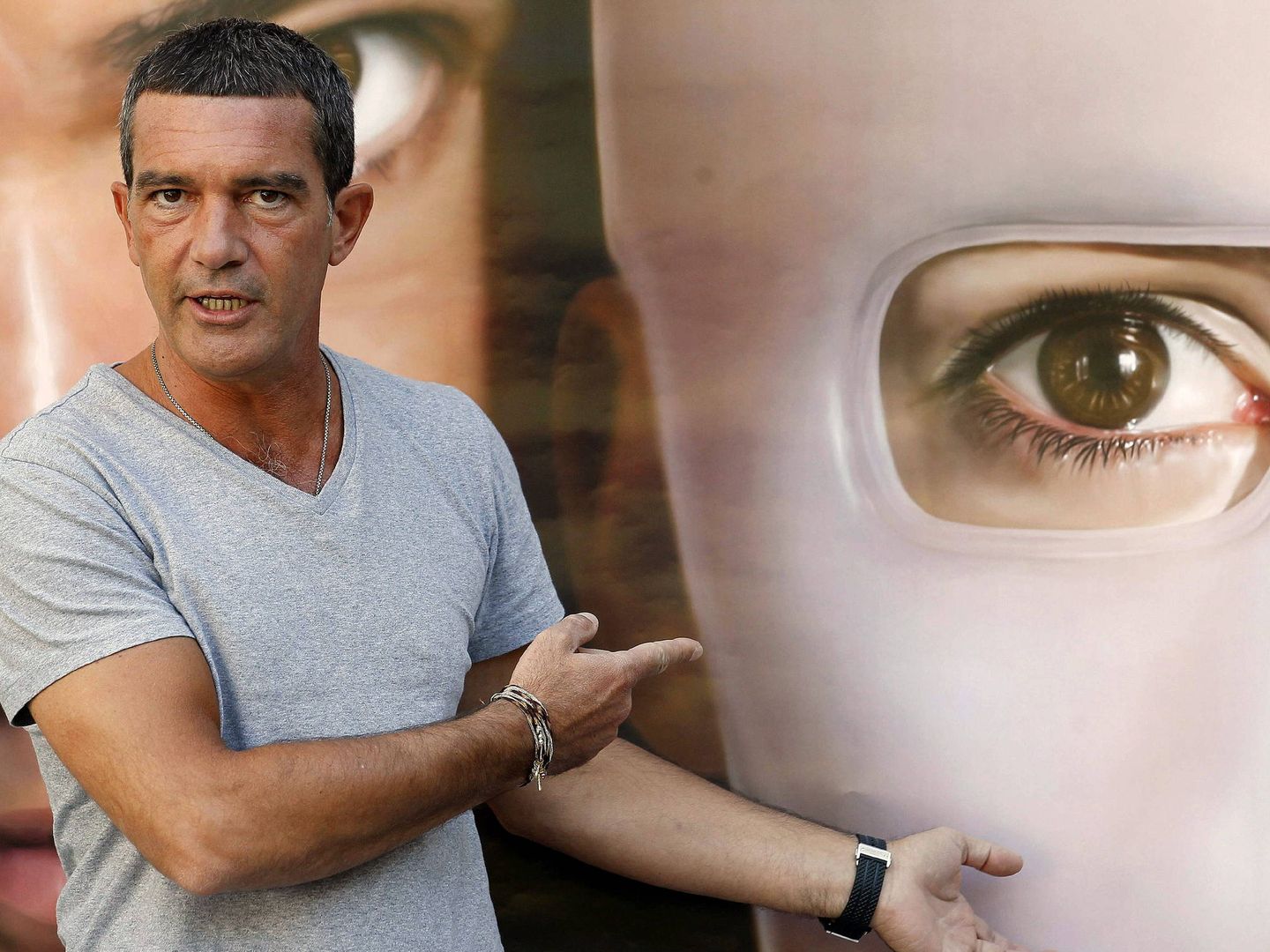 Antonio Banderas con el cartel de 'La piel que habito'. (EFE)
